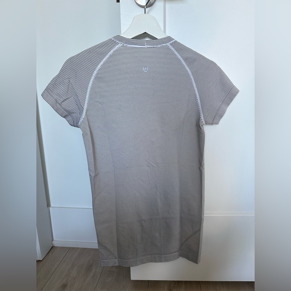 🍋 Lululemon Run: Swiftly Tech Short Sleeve Crew Size 8 - Picture 5 of 9